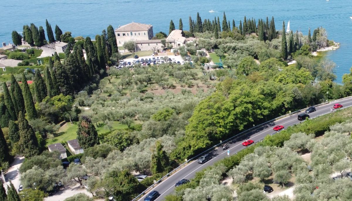 Punta San Vigilio con cipressi e una villa affacciata sul lago